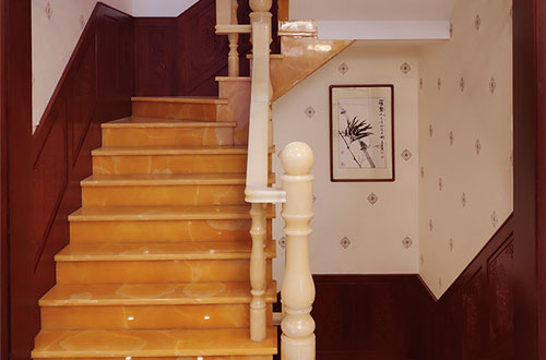 黄江镇中式别墅室内汉白玉石楼梯的定制安装装饰效果